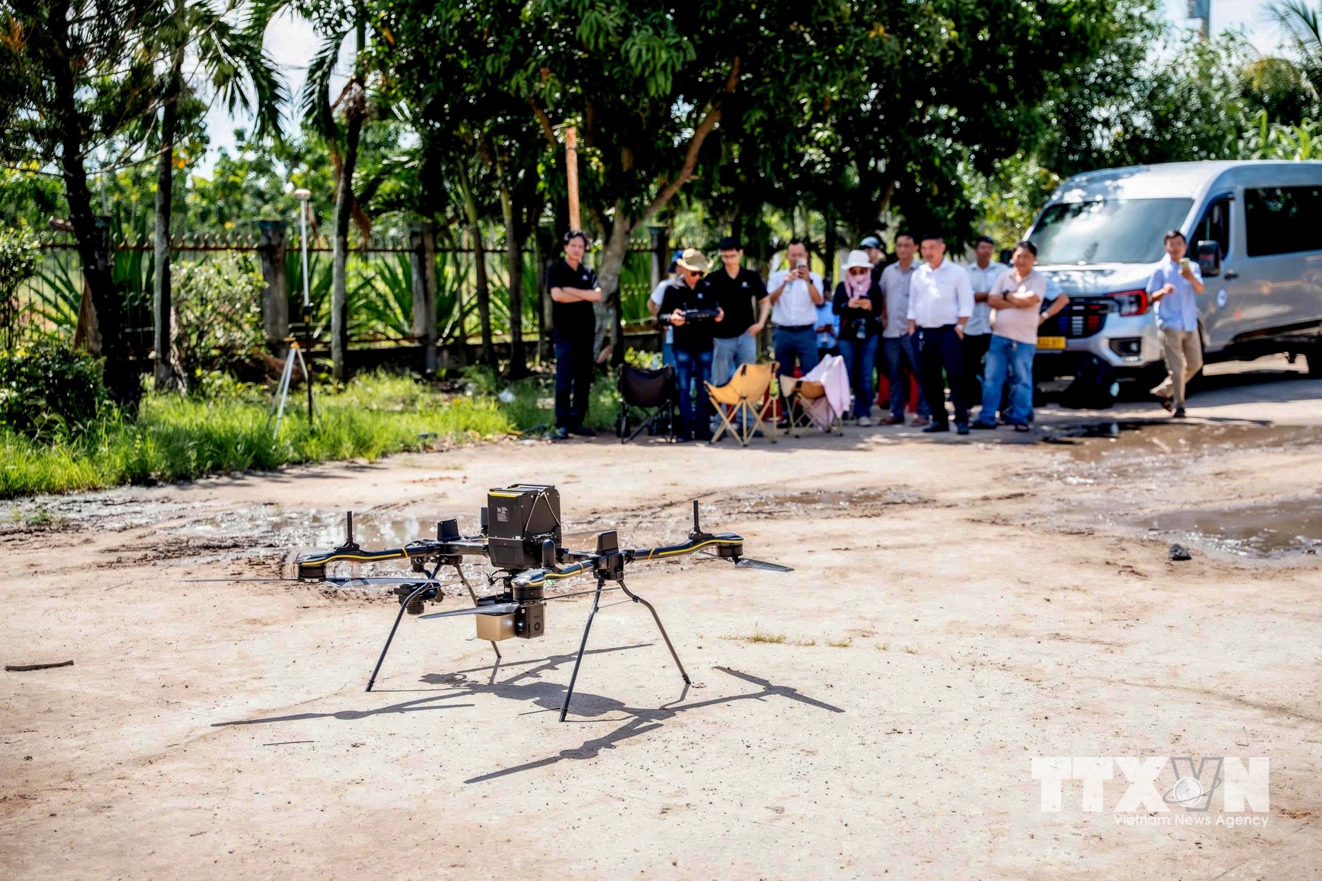 UAV thực hiện hành trình bay thử nghiệm trong khu vực được bố trí, kiểm soát, bảo đảm các yêu cầu an toàn. (Ảnh: Giang Phương/TTXVN)
